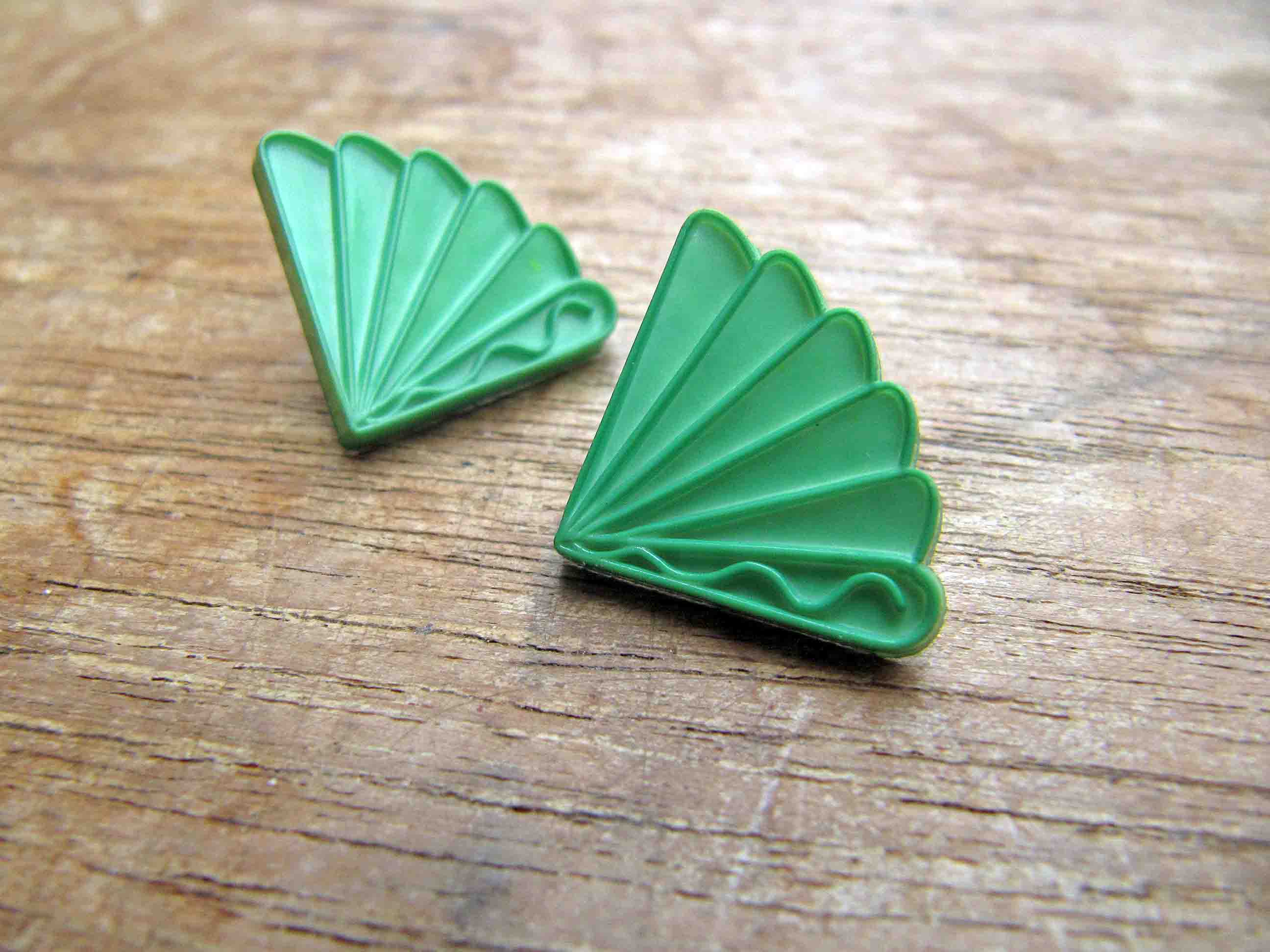 green fan buttons